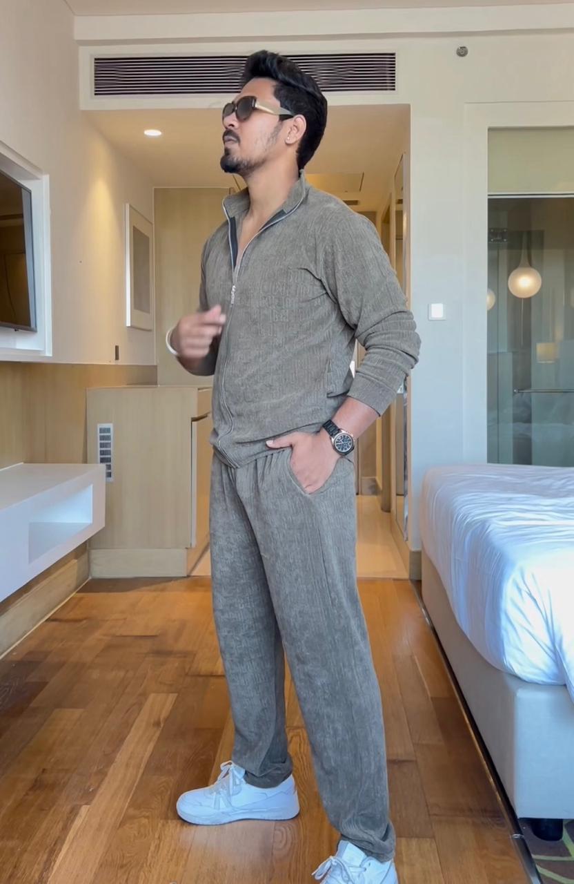 Cozy Embossed Tracksuit - Pista - Under Attack