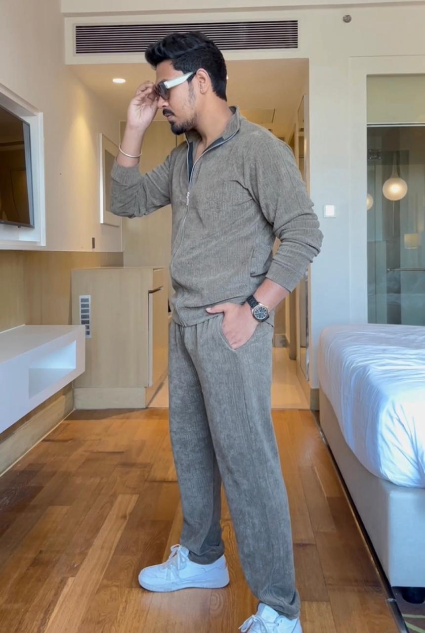 Cozy Embossed Tracksuit - Pista - Under Attack