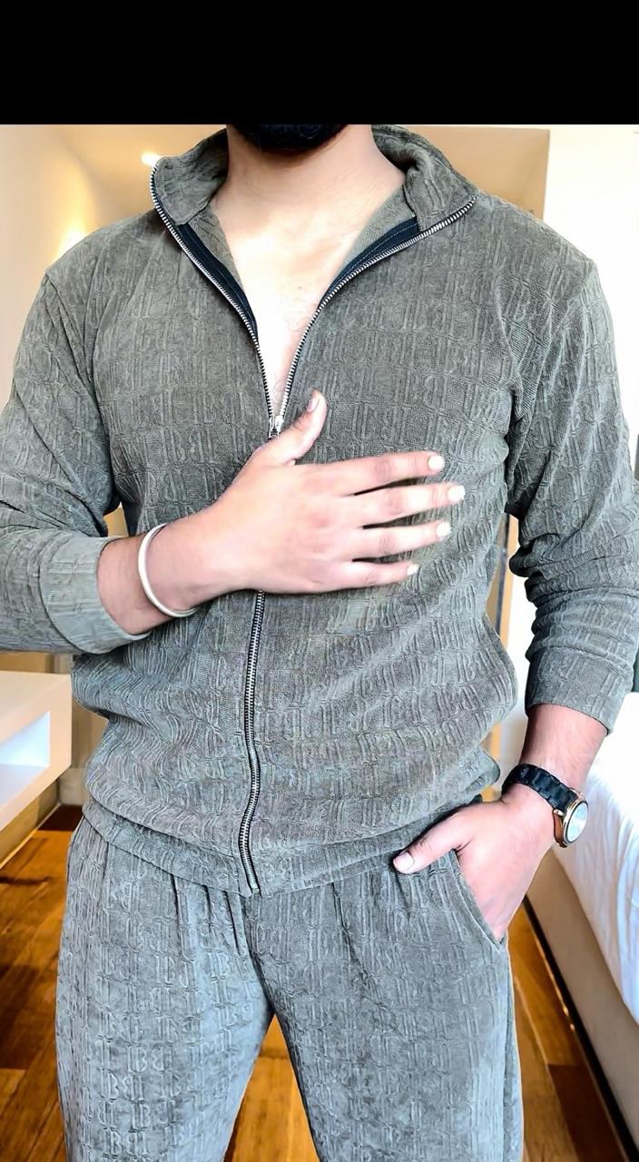 Cozy Embossed Tracksuit - Pista - Under Attack