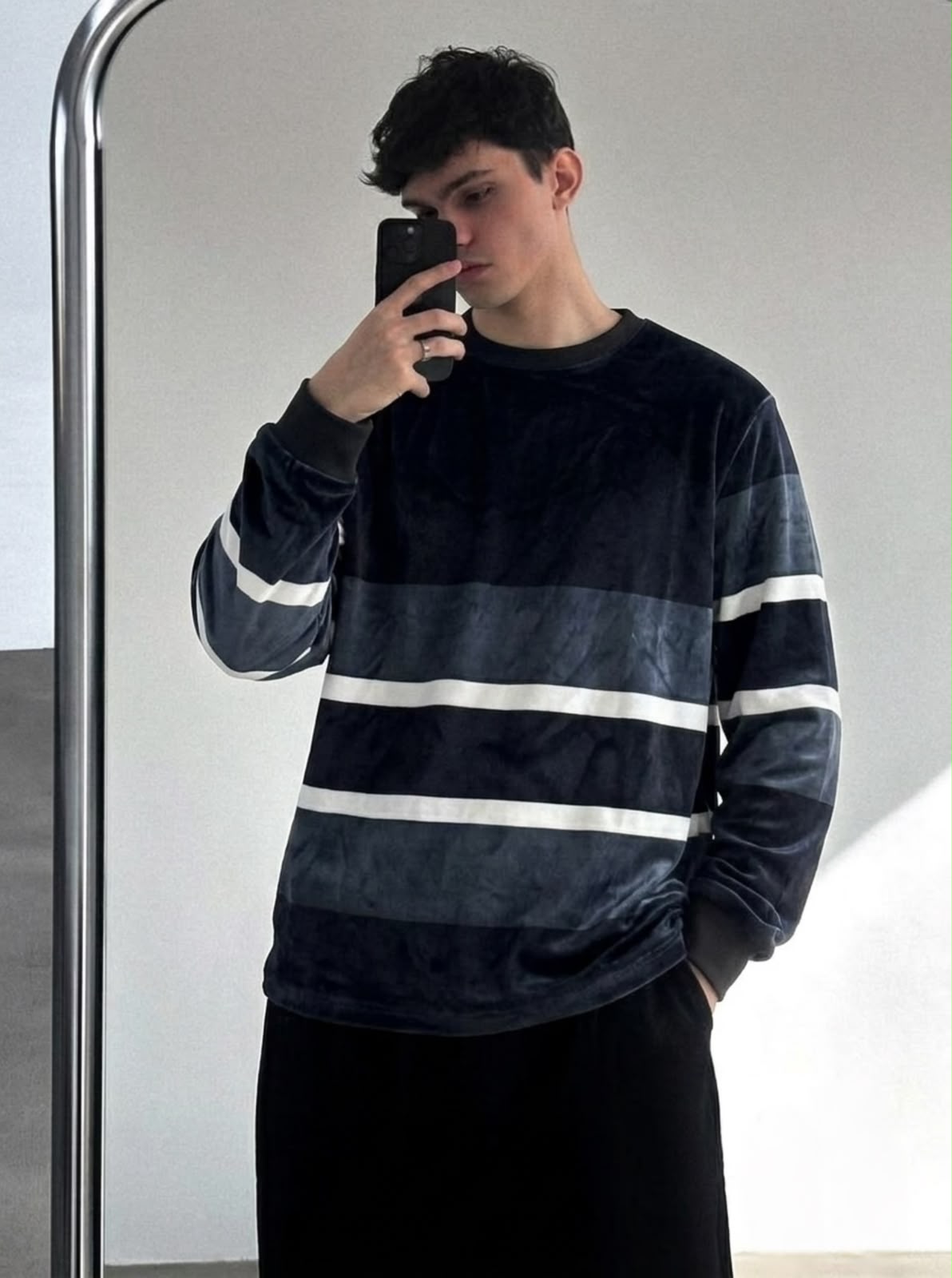Velour Strata Velvet Sweatshirt - Navy - Under Attack